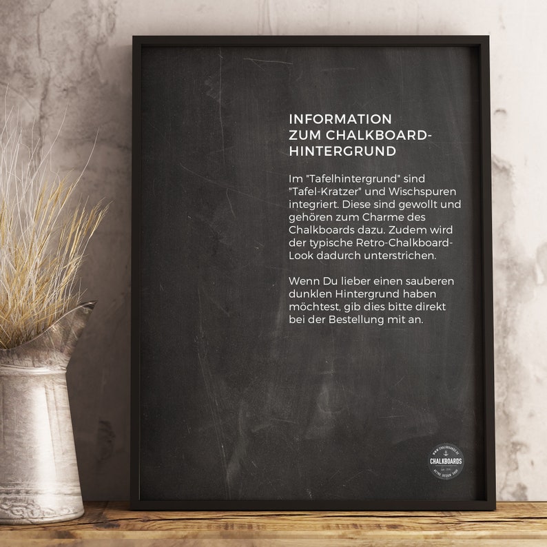 Puede incluir: Una pizarra negra con texto blanco que explica el fondo de la pizarra. El texto dice "Information zum Chalkboard-Hintergrund. Im "Tafelhintergrund" sind "Tafel-Kratzer" und Wischspuren integriert. Diese sind gewollt und geh&ouml;ren zum Charme des Chalkboards dazu. Zudem wird der typische Retro-Chalkboard-Look dadurch unterstrichen. Wenn Du lieber einen sauberen dunklen Hintergrund haben m&ouml;chtest, gib dies bitte direkt bei der Bestellung mit an." La pizarra est&aacute; enmarcada en negro y tiene un peque&ntilde;o logotipo en la esquina inferior derecha que dice "Chalkboards".