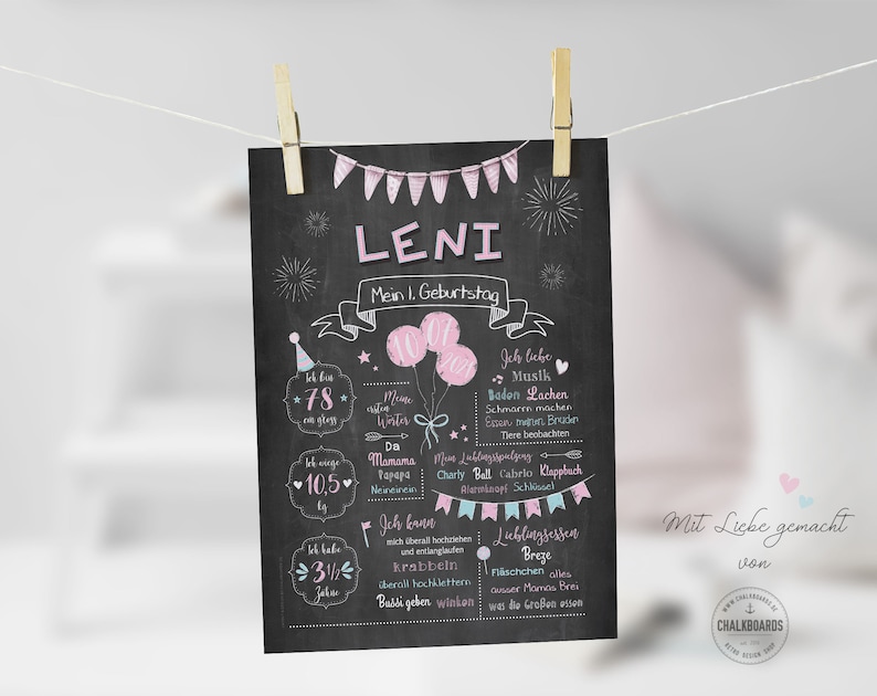 Puede incluir: Un cartel de pizarra con decoraciones rosas y azules para celebrar el primer cumplea&ntilde;os de un beb&eacute;. El cartel dice "LENI" e incluye detalles sobre la edad, el peso y los hitos del beb&eacute;. El texto "Mit Liebe gemacht von CHALKBOARDS" est&aacute; en la parte inferior del cartel.