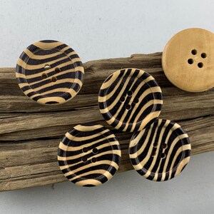 5 Holzknöpfe 30 mm natur schwarzes Tigermuster schwarz bedruckt getigert Scrapbooking Motivknöpfe Bild 1