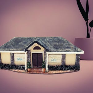 Realistisch miniatuurcafé op bestelling gemaakt van foto, handgemaakt model van gerecycled karton en stof, gepersonaliseerd cadeau voor koffieliefhebbers