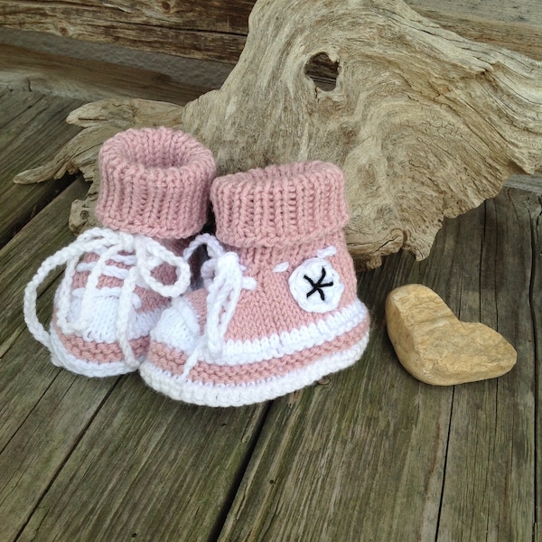 Babyturnschuhe, Babyschuhe gestrickt, Babyschuhe gehäkelt, Geschenk zur Babyparty, Taufschuhe, Babysocken