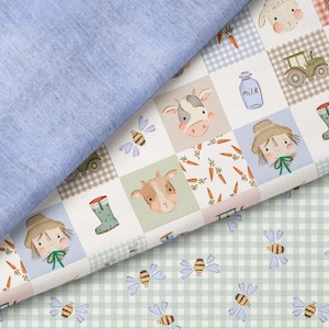 Könnte beinhalten: Stoffe mit Bauernhof-Motiven. Ein Stoff hat ein Patchwork-Design mit Illustrationen von Schafen, Kühen, Traktoren und Vogelscheuchen. Ein weiterer Stoff hat ein Vichy-Muster mit Bienen. Ein einfarbiger hellblauer Stoff ist ebenfalls enthalten.
