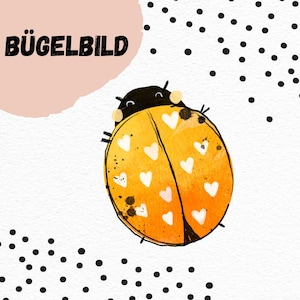 Könnte beinhalten: Ein gelber Marienkäfer Bügelbild mit weißen Herzen. Das Bügelbild ist auf einem weißen Hintergrund mit schwarzen Punkten. Der Text "BÜGELBILD" befindet sich in der oberen linken Ecke.