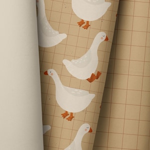 Pode incluir: Um padrão sem costura com gansos brancos sobre um fundo de grade marrom e laranja. Os gansos estão virados em direções diferentes e têm um design simples e de desenho animado.