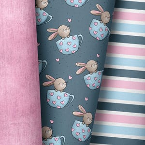 Può includere: Uno schema senza cuciture con coniglietti di cartoni animati carini in tazze da tè blu con cuori rosa su uno sfondo blu scuro.