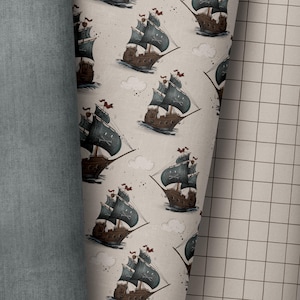 以下が含まれることがあります： ベージュの背景に、赤い旗を立てた黒い海賊船が繰り返しデザインされたシームレスパターン。船は白のドクロとクロスボーンのついた黒い帆を持っている。