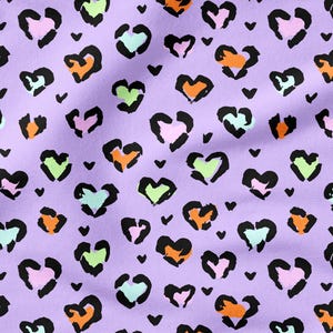 Leo Hearts Lilac: tela moderna con estampado de leopardo y corazones | varios tipos de tela