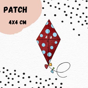Könnte beinhalten: Ein rotes rautenförmiges Patch mit blauen Tupfen und Cartoon-Augen. Das Patch ist 4x4 cm groß und trägt das Wort "PATCH" darüber. Eine schwarze Wirbel und eine bunte Schleife befinden sich unten.