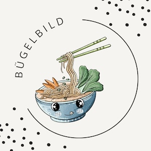 Peut inclure: Illustration de dessin animé d'un bol de ramen avec des baguettes. Le bol est bleu clair avec un visage souriant. Nouilles, légumes et baguettes vertes sont représentés. Le mot "BÜGELBILD" est écrit en demi-cercle au-dessus du bol.