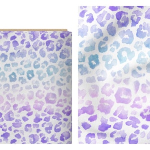 Può includere: Tessuto ad acquerello con stampa leopardata sfumata in viola, blu e rosa.
