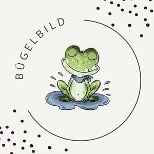 Può includere: Un'illustrazione grafica di una rana verde con gli occhi chiusi, che indossa un fazzoletto da collo a quadri blu, seduta in una pozzanghera blu. Il testo BÜGELBILD è stampato in lettere maiuscole nere lungo una linea curva, circondato da punti neri.
