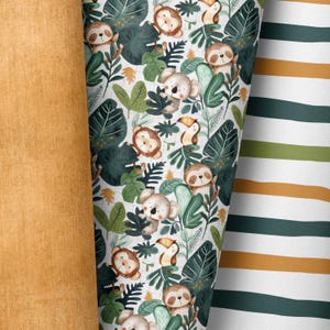 Könnte beinhalten: Stoffmuster mit Dschungelmotiven. Eines zeigt Affen, Faultiere, Koalas und Tukane zwischen grünen Blättern. Ein anderes hat grüne, gelbe und weiße Streifen. Das dritte ist einfarbig senfgelb.