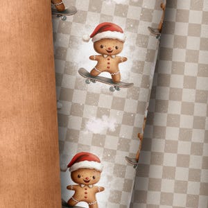 Op de afbeelding: Een herhalend patroon van gingerbread men die een kerstmanmuts dragen en skateboarden op een bruin en wit geruite achtergrond.