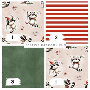Può includere: Un collage di campioni di tessuto. Uno presenta un motivo ripetuto di procioni festosi con cappelli e sciarpe di Babbo Natale. Un altro mostra strisce rosse e bianche. Il terzo è un tessuto verde tinta unita. Il testo recita "FESTIVE RACCOON FUN".