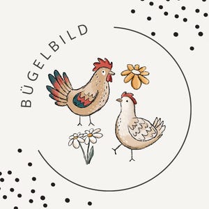 Könnte beinhalten: Illustration eines Hahns und einer Henne mit Blumen in einem Kreis. Der Hahn ist braun mit rotem Kamm und blau-rotem Schwanz. Die Henne ist weiß mit rotem Kamm. Das Wort "BÜGELBILD" ist in Schwarz geschrieben.