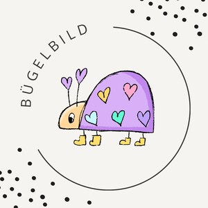 Op de afbeelding: Een grafische illustratie van een lichtpaars lieveheersbeestje met gele, roze, turquoise en paarse hartpatronen op de rug. Het lieveheersbeestje draagt gele laarzen, twee voelsprieten met hartvormige uiteinden en de tekst BÜGELBILD in een boog.