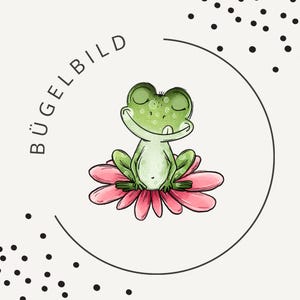 Può includere: Un'illustrazione grafica di una rana verde con gli occhi chiusi seduta in posizione meditativa su un fiore rosa. Il testo BÜGELBILD è stampato in lettere maiuscole nere a sinistra, racchiuso in una sottile cornice circolare nera con puntini.