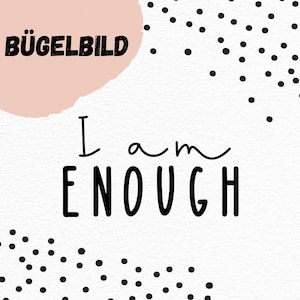 Op de afbeelding: Een witte achtergrond met zwarte stippen en een roze abstracte vorm met de tekst "BÜGELBILD" in zwart. De tekst "I am ENOUGH" is geschreven in zwarte cursieve letters.