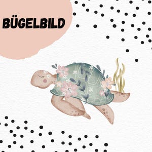 Könnte beinhalten: Eine grüne und braune Schildkröte mit rosa Blüten und grünen Blättern auf ihrem Panzer. Die Schildkröte schwimmt im Wasser. Der Hintergrund ist weiß mit schwarzen Punkten.