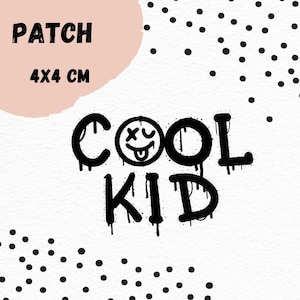 Könnte beinhalten: Schwarz-weißes Bügeleisen-Patch mit den Worten "COOL KID" in einer Graffiti-Schriftart. Ein Cartoon-Smiley mit herausgestreckter Zunge befindet sich zwischen den Wörtern "COOL" und "KID". Das Patch ist 4x4 cm groß.
