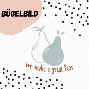 Puede incluir: Un fondo blanco con lunares negros. Una pera azul claro con un tallo verde está en el centro de la imagen. El texto "we make a great Pear" está escrito en marrón debajo de la pera. El texto "BÜGELBILD" está escrito en negro sobre un fondo rosa en la esquina superior izquierda de la imagen.
