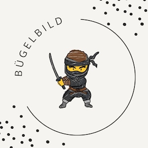 Peut inclure: Illustration d'un ninja de dessin animé en noir, marron et jaune, tenant une épée. Le ninja est à l'intérieur d'un cercle blanc avec le mot "BÜGELBILD" en demi-cercle au-dessus. Des points noirs entourent le cercle.