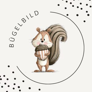 Puede incluir: Una ilustración digital de una ardilla marrón que sostiene una bellota grande con cáscara a rayas. La ardilla tiene mejillas rosadas y una cola tupida. El texto BÜGELBILD aparece en negro a la izquierda, dentro de un marco circular con puntos.