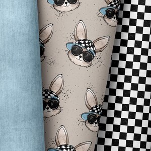 Peut inclure: Un motif sans couture représentant des lapins de dessin animé portant des lunettes de soleil et des casquettes de baseball à motif à carreaux. L'arrière-plan est de couleur brun clair avec une texture mouchetée.