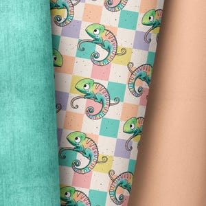 Könnte beinhalten: Ein gemusterter Stoff mit einem sich wiederholenden Muster von Cartoon-Chamäleons. Die Chamäleons sind grün, blau und orange, vor einem pastellfarbenen karierten Hintergrund. Links ist ein einfarbiger türkisfarbener Stoff und rechts ein pfirsichfarbener Stoff.