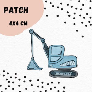 Könnte beinhalten: Blaue Aquarell-Illustration eines kleinen Baggers mit einem 4x4 cm großen Patch-Etikett. Der Bagger hat einen schwarzen Umriss und einen weißen Hintergrund.