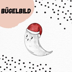 Peut inclure: Illustration d'un croissant de lune de dessin animé portant un bonnet de Père Noël rouge. La lune a un visage mignon avec de petits yeux et une bouche souriante. Le texte allemand "BÜGELBILD" est au-dessus de la lune, avec des pois noirs.