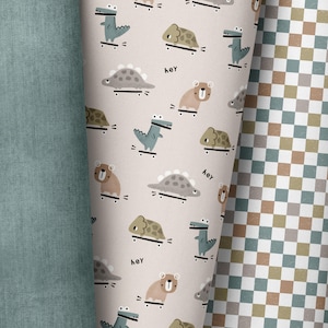 Könnte beinhalten: Ein beiger Hintergrund mit einem sich wiederholenden Muster aus verschiedenen Tieren auf Skateboards. Zu den Tieren gehören ein Krokodil, eine Schildkröte, ein Bär und ein Dinosaurier. Der Text "hey" erscheint zweimal im Muster.