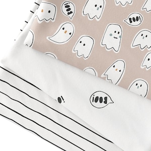 Könnte beinhalten: Drei Stoffmuster mit verschiedenen Mustern. Das obere Muster ist rosa mit einem weißen Geistermuster und dem Text "BOO!" Das mittlere Muster ist weiß mit einem schwarzen Streifenmuster. Das untere Muster ist weiß mit einem schwarzen Geistermuster und dem Text "BOO!"