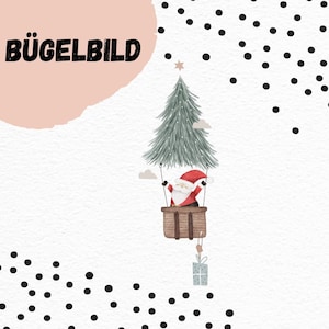 Könnte beinhalten: Bügelbild mit einem Cartoon-Weihnachtsmann, der in einem Heißluftballon mit einem Weihnachtsbaum fliegt. Der Ballon ist mit einer Schnur an einer Geschenkbox befestigt. Das Design ist auf weißem Hintergrund mit schwarzen Punkten.