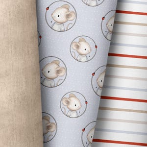 Puede incluir: Un fondo azul claro con un patrón repetitivo de círculos blancos que contienen un ratón de dibujos animados con una camisa azul. Cada círculo tiene una pequeña mariquita roja en el borde.