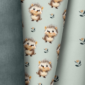 Könnte beinhalten: Ein nahtloses Muster mit niedlichen Comic-Igeln mit braunem Fell und großen Augen auf hellblauem Hintergrund. Die Igel stehen aufrecht mit verschränkten Armen und lächeln. Kleine gelbe Blumen mit grünen Stielen sind über das Muster verteilt.