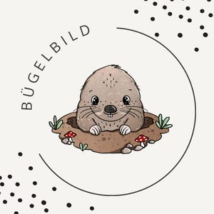 Könnte beinhalten: Cartoon-Illustration eines Maulwurfs, der aus einem Bau auftaucht, umgeben von kleinen roten Pilzen und grünen Pflanzen. Der Maulwurf hat einen freundlichen Ausdruck und befindet sich in einem weißen Kreis mit dem Wort "BÜGELBILD".