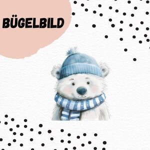 Könnte beinhalten: Ein weißer Eisbär, der einen blau-weiß gestreiften Schal und eine blaue Strickmütze mit weißem Bommel trägt. Der Hintergrund ist weiß mit schwarzen Punkten.