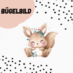 Könnte beinhalten: Aquarell-Illustration eines niedlichen Eichhörnchens mit Blumenkrone und rosigen Wangen. Das Eichhörnchen sitzt. Das Bild enthält den Text "BÜGELBILD" in Schwarz auf rosa Hintergrund.