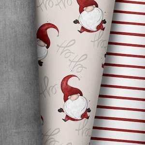 Może przedstawiać: Świąteczny wzór z kreskówkowymi gnomami w czerwonych czapkach i płaszczach z białymi brodami, na beżowym tle z napisem "Ho Ho". Po prawej stronie widoczny jest wzór w czerwono-białe paski.
