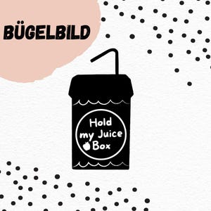 Può includere: Design da stirare in bianco e nero di una scatola di succo con una cannuccia e il testo "Hold my Juice Box".