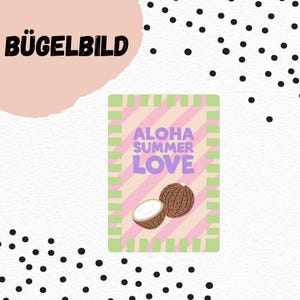 Peut inclure: Un écusson thermocollant rectangulaire avec les mots "Aloha Summer Love" et une illustration de noix de coco. L'écusson a un fond rayé rose et blanc, une bordure verte et le mot allemand "BÜGELBILD" en noir.