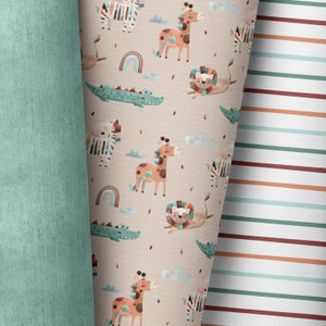 Könnte beinhalten: Ein nahtloses Muster mit verschiedenen Tieren, darunter Giraffen, Zebras, Löwen und Krokodile. Die Tiere sind in einem verspielten Stil mit leuchtenden Farben und verspielten Details illustriert. Der Hintergrund ist hellbeige mit einer dezenten Textur.