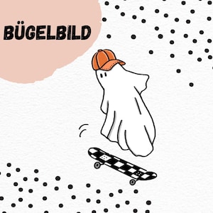 Könnte beinhalten: Cartoon-Illustration eines weißen Geistes mit einer orangefarbenen Baseballkappe, der auf einem schwarz-weiß karierten Skateboard fährt. Das Bild enthält den Text "BÜGELBILD" und ist vor einem weißen Hintergrund mit schwarzen Punkten dargestellt.