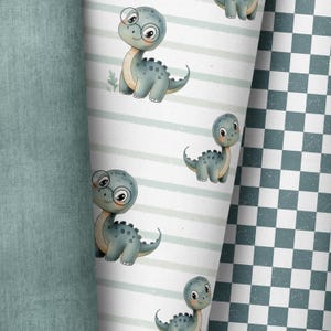 Könnte beinhalten: Ein nahtloses Muster mit einem sich wiederholenden Design von niedlichen Cartoon-Dinosauriern, die eine Brille tragen. Die Dinosaurier sind grün und blau und vor einem weißen Hintergrund mit hellblauen Streifen platziert.