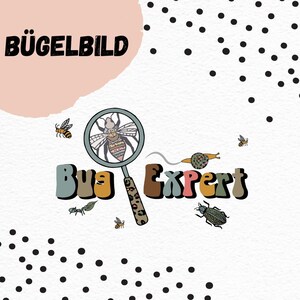 Könnte beinhalten: Ein farbenfroher Bügelbild mit dem Text "Bug Expert" in einer Retro-Schrift. Das Bügelbild zeigt eine Lupe mit einer Biene darin, eine Schnecke, eine Ameise und andere Insekten.