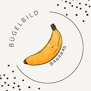 Può includere: Un'illustrazione di banana gialla con gambo e punta marroni, caratterizzata da un piccolo viso sorridente. Il testo BÜGELBILD e BANANAS è stampato in nero. Il disegno è racchiuso in un cerchio nero parziale con punti neri sparsi attorno.