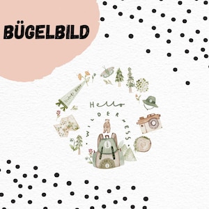 May include: A watercolour design with outdoor illustrations, including a backpack, bear, camera, hat, map, and trees. The design has the text "Hello Wilderness" and "BÜGELBILD" in black. The background is white with black polka dots.