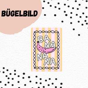 Könnte beinhalten: Ein rechteckiger Aufnäher mit einer rosa Bananenillustration und dem Wort "BANANA" in weißen Buchstaben. Der Hintergrund hat vertikale gelbe und rosa Streifen mit einem dekorativen Rand.