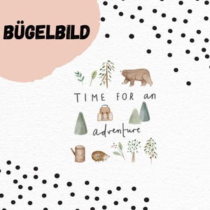 Könnte beinhalten: Eine skurrile Illustration mit einem braunen Bären, Bäumen, einem Rucksack und dem Satz "TIME FOR an adventure". Das Wort "BÜGELBILD" steht oben links. Das Design befindet sich auf einem weißen Hintergrund mit schwarzen Punkten.
